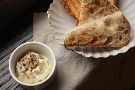 Хлебная тарелка и сливочное масло с трюфелем