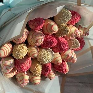 Букет из клубники в шоколаде голубой 003