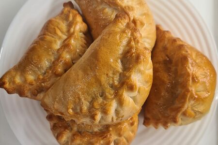 Пирожок с зеленым луком и яйцом печёный