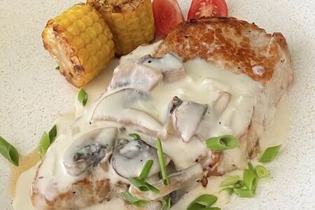 Стейк из корейки с грибным соусом