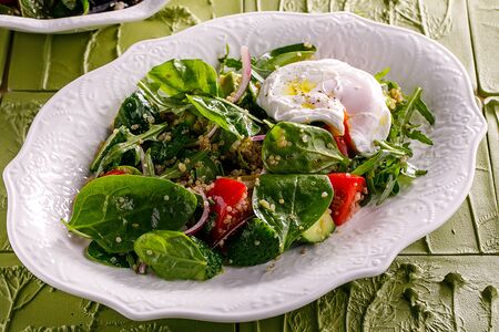 Овощной салат с киноа, авокадо и яйцом пашот