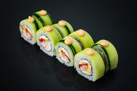 Фреш с креветкой, авокадо, крабом и икрой тобико