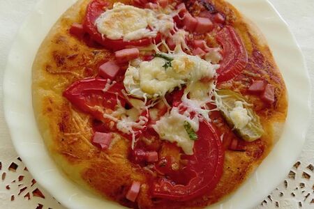 Пицца с колбасой