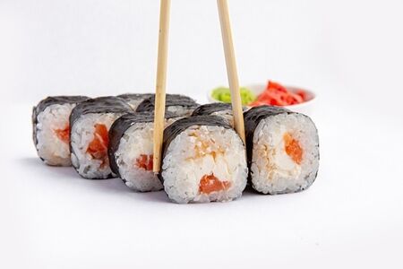 Ролл с лососем спайси