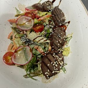 Салат с ростбифом под азиатской заправкой