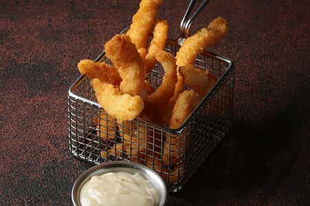 Кальмар фри с соусом цезарь