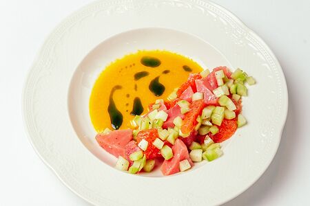 Тартар из тунца с грейпфрутом, огурцом, и тропическим соусом