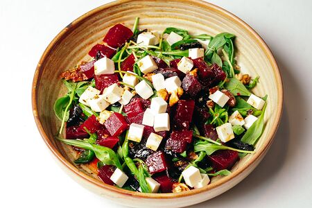 Салат из свеклы с сыром Фета, цукатами и грецким орехом