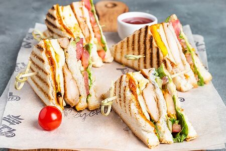 Клаб-сэндвич с курицей и яйцом