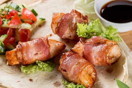 Филе курочки в беконе с овощами