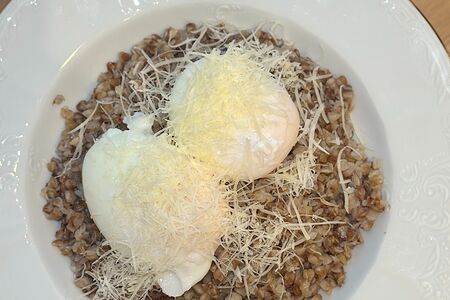 Гречка с яйцом пашот