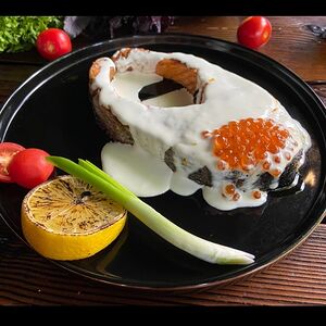 Лосось под икорным соусом