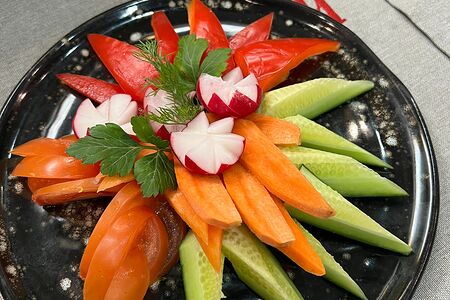 Свежая овощная тарелка