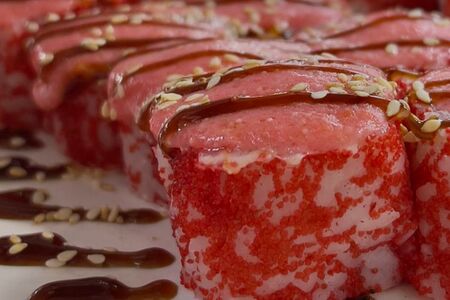 Запеченный ролл с лососем