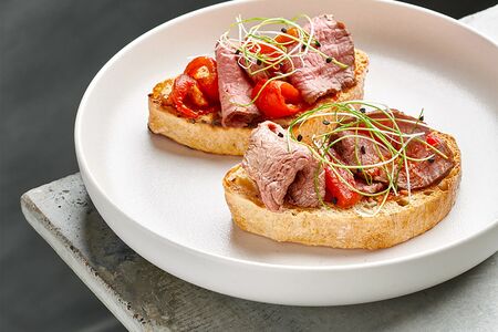 Брускетта с ростбифом и печеным перцем