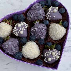 Сердце мини фиолетовое из клубники в белом шоколаде 