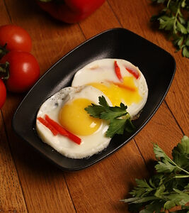 Яичница из двух яиц с перцем