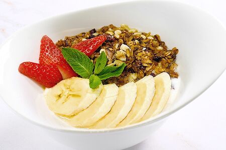 Гранола с бананом и клубникой