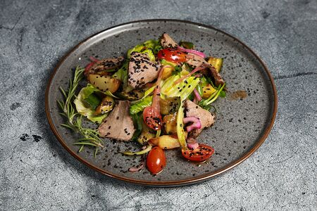 Салат с ростбифом