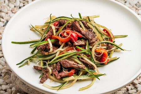 Теплый салат с телятиной сом-там