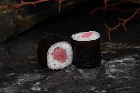 Маки с тунцом