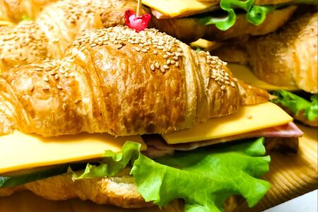 Круассан с сыром и ветчиной