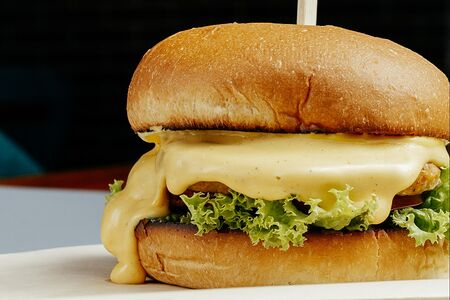 Фирменный чизбургер