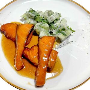 Лосось терияки с салатом из огурца