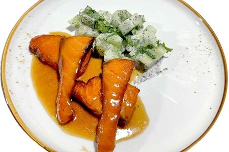 Лосось терияки с салатом из огурца