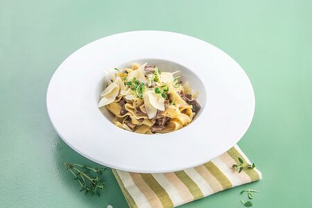 Феттуччине с говядиной, грибами и перечным соусом