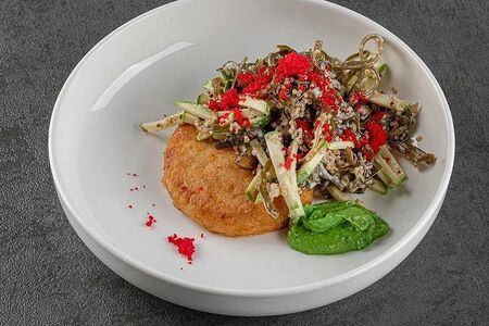 Котлета из лосося и креветок с гарниром из морской капусты и киноа