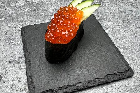 Суши с красной икрой 