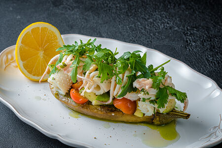 Печеный баклажан с морепродуками и авокадо