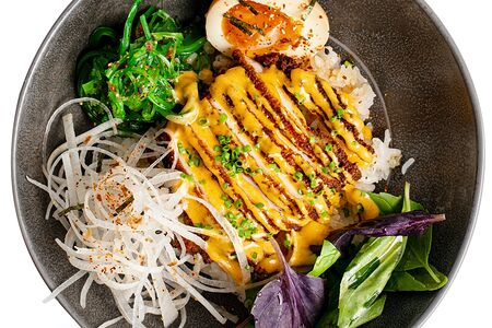 Японский боул с хрустящим цыпленком и сезонными овощами