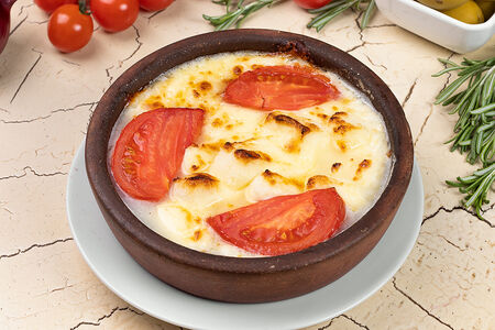 Сулугуни жареный с помидором