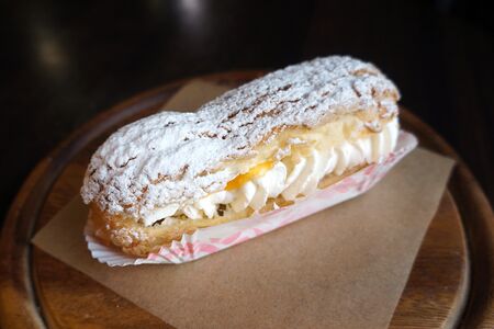 Эклер с маракуйей