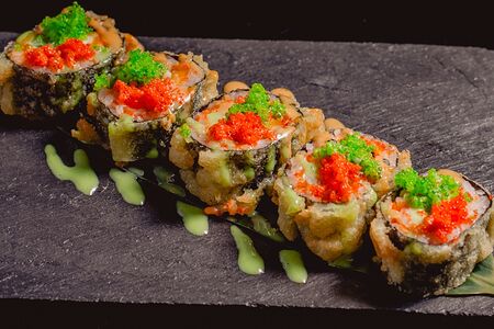 Ролл темпура с креветкой и сыром чеддер