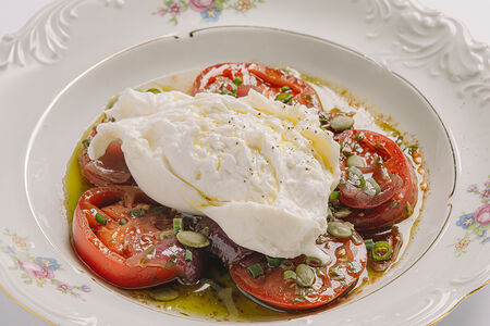 Буррата и помидоры с маринованным красным луком и ароматным маслом