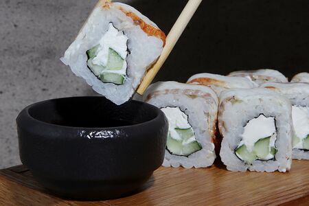 Ролл Филадельфия с угрем