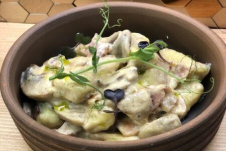 Ньокки со сливочными грибами, беконом и зеленью