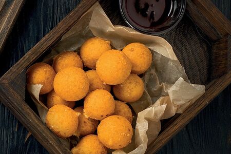 Сырные шарики с ягодно-бальзамическим соусом