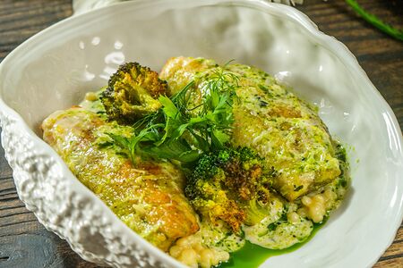 Сибас с пастой, брокколи и соусом белое вино