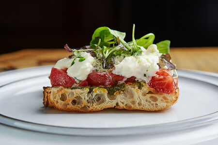 Брускетта со страчателлой