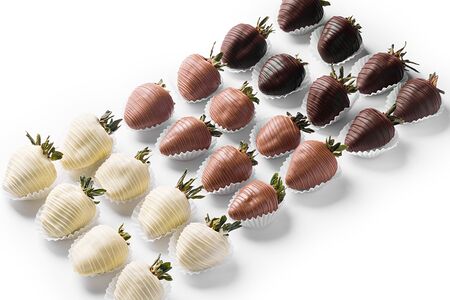 Набор Клубника в темном, молочном, белом шоколаде 