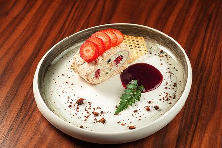 Фисташковый рулет клубника