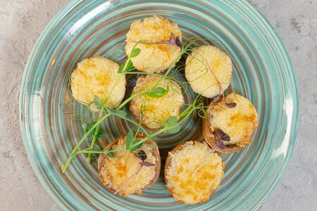 Шапиньоны, запеченные с сыром сулугуни