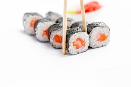 Маки с лососем 