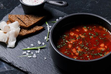 Борщ с гренками и салом