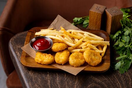 Наггетсы куриные с картофелем фри