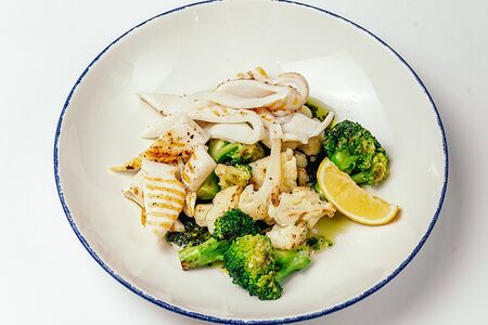 Кальмар на гриле с брокколи, цветной капустой и песто
